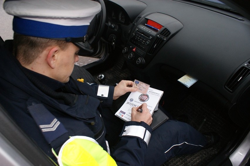 Policjanci wypełniali specjalne karty przygotowane przez...