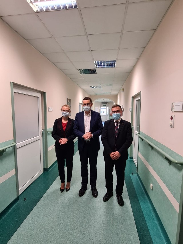 Premier Mateusz Morawiecki odwiedził dziś szpital w Wałbrzychu i szpital we Wrocławiu. Spotkał się z załogą