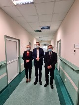Premier Mateusz Morawiecki odwiedził dziś szpital w Wałbrzychu i szpital we Wrocławiu. Spotkał się z załogą