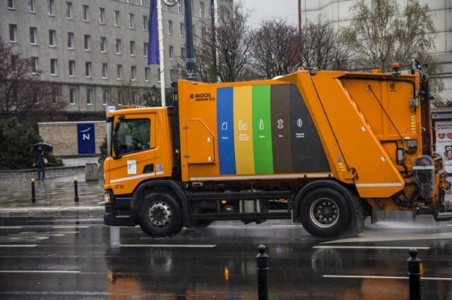 Zmiany w systemie naliczania opłat za śmieci. Rada Warszawy przyjęła nową uchwałę