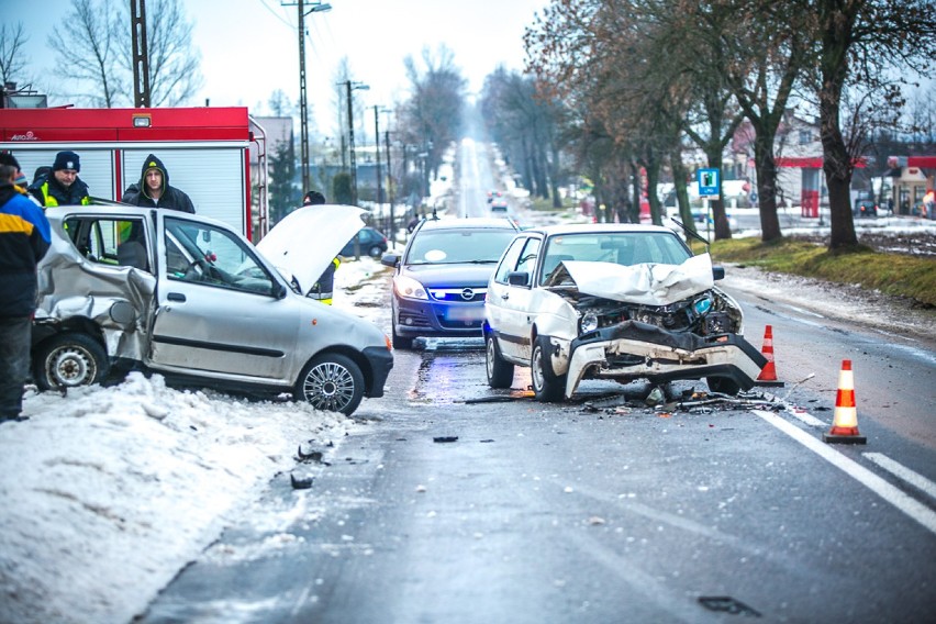 Wypadek w Kupientynie. Czołowe zderzenie dwóch samochodów