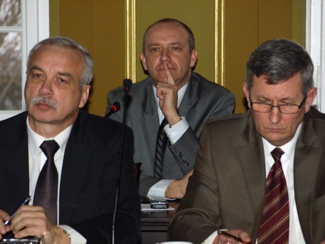 Tomasz Franciszkiewicz (z prawej) już nie jest skarbnikiem gminy Bytów