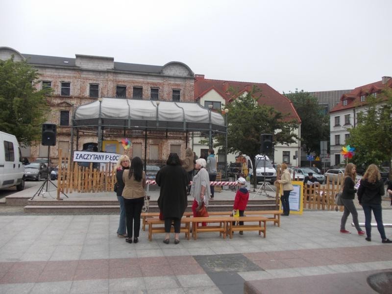 Wspólne czytanie "Lokomotywy" na Starym Rynku w Płocku