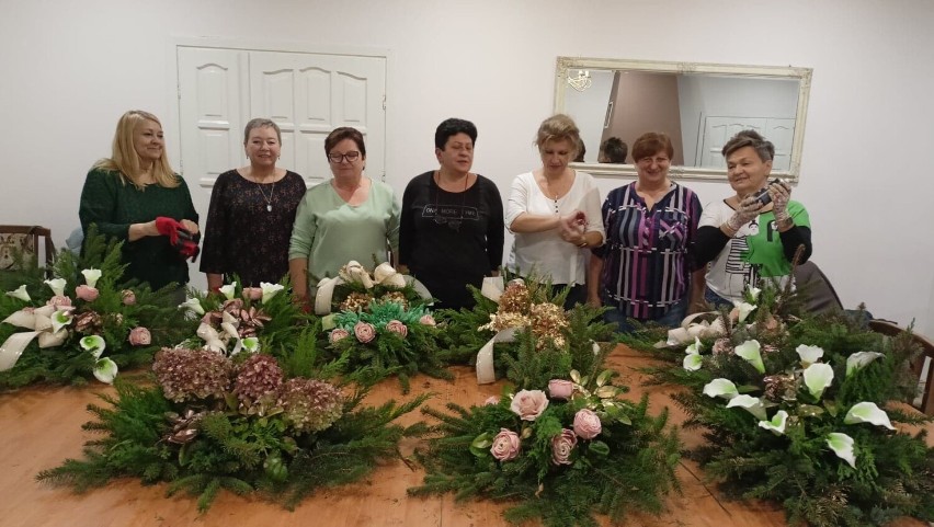 Warsztaty florystyczne w Dzierżąznej (gm. Zgierz). Tworzono wiązanki nagrobne.