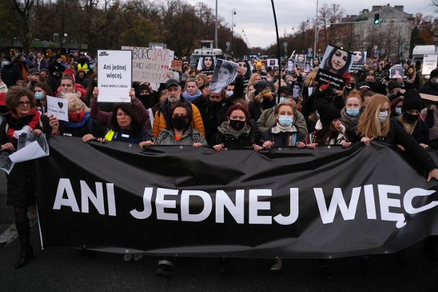 "Ani jednej więcej!". Tłum ludzi na marszu w Warszawie