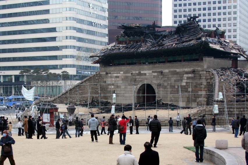 11 lutego 2008 – W Seulu spłonęła zabytkowa drewniana brama...