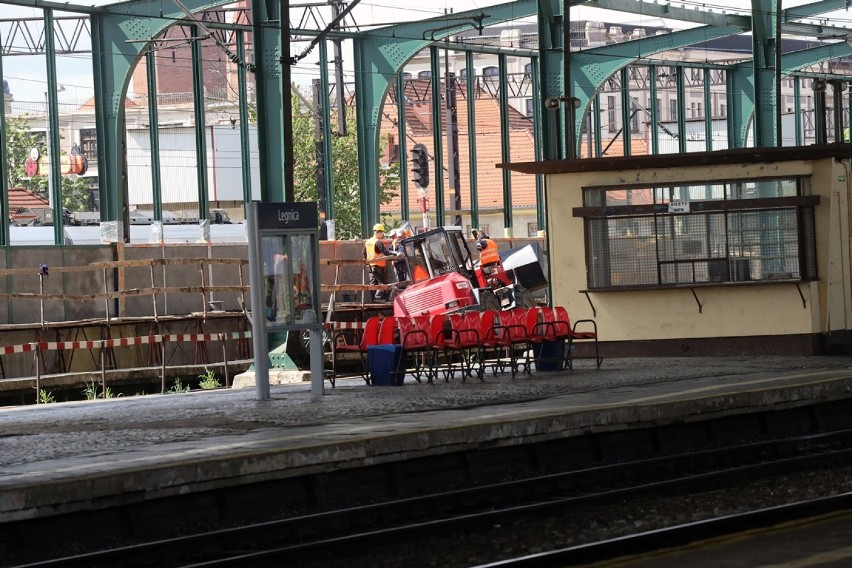 Remont dworca w Legnicy, perony zamknięte dla podróżnych.