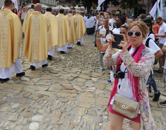 Uczestnicy Światowych Dni Młodzieży zjechali w sobotę z różnych miast Podkarpacia na mszę św. w Przemyślu. Liturgii w języku łacińskim przewodniczył metropolita przemyski abp Adam Szal.

Uczestnicy ŚDM ćwiczyli aerobik i nie tylko
