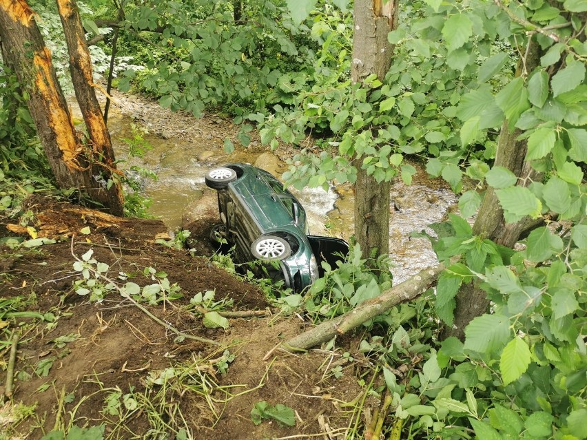 Podhale. Auto wpadło do potoku. Kierowca prawo jazdy odebrał zaledwie trzy tygodnie temu [ZDJĘCIA]