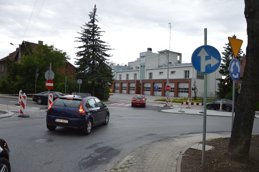 Bochnia. Nowa organizacja ruchu obok komendy straży pożarnej, wielu kierowców jeździ "na pamięć" [ZDJĘCIA]