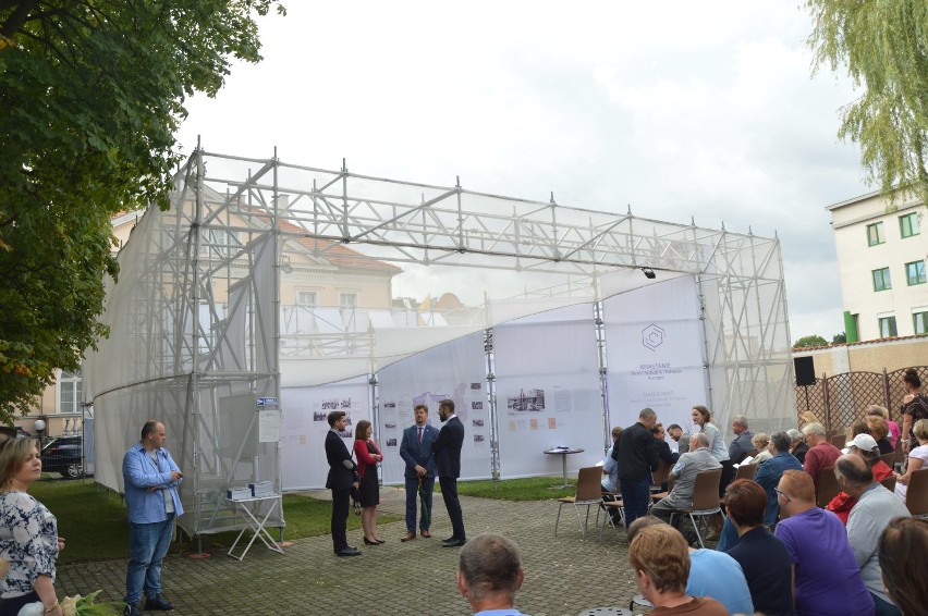 Malbork. Obejrzyj "Wrastanie" w ogrodzie Muzeum Miasta [ZDJĘCIA]. Ta wystawa to opowieść o początkach budowy nowej tożsamości