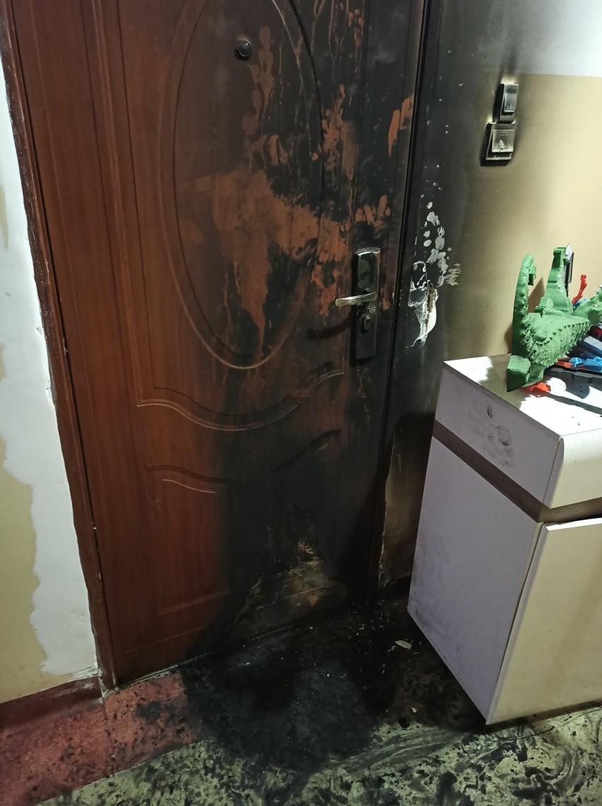 Podpalono wycieraczkę i drzwi mieszkania w bloku w Lęborku. Ewakuowano mieszkańców