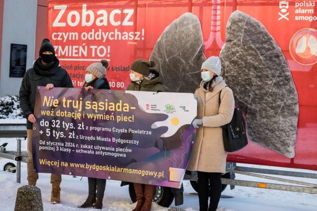 Po dwóch tygodniach pobytu w Bydgoszczy sztuczne płuca, które 30 stycznia stanęły przy ul. Gdańskiej, drastycznie zmieniły kolor na ciemnoszary.