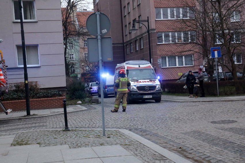 Młoda kobieta wypadła z trzeciego piętra w centrum Legnicy, zdjęcia