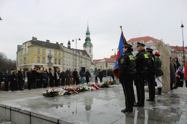 Upamiętnili 161. rocznicę wybuchu powstania styczniowego przy pomniku Adama Asnyka w Kaliszu