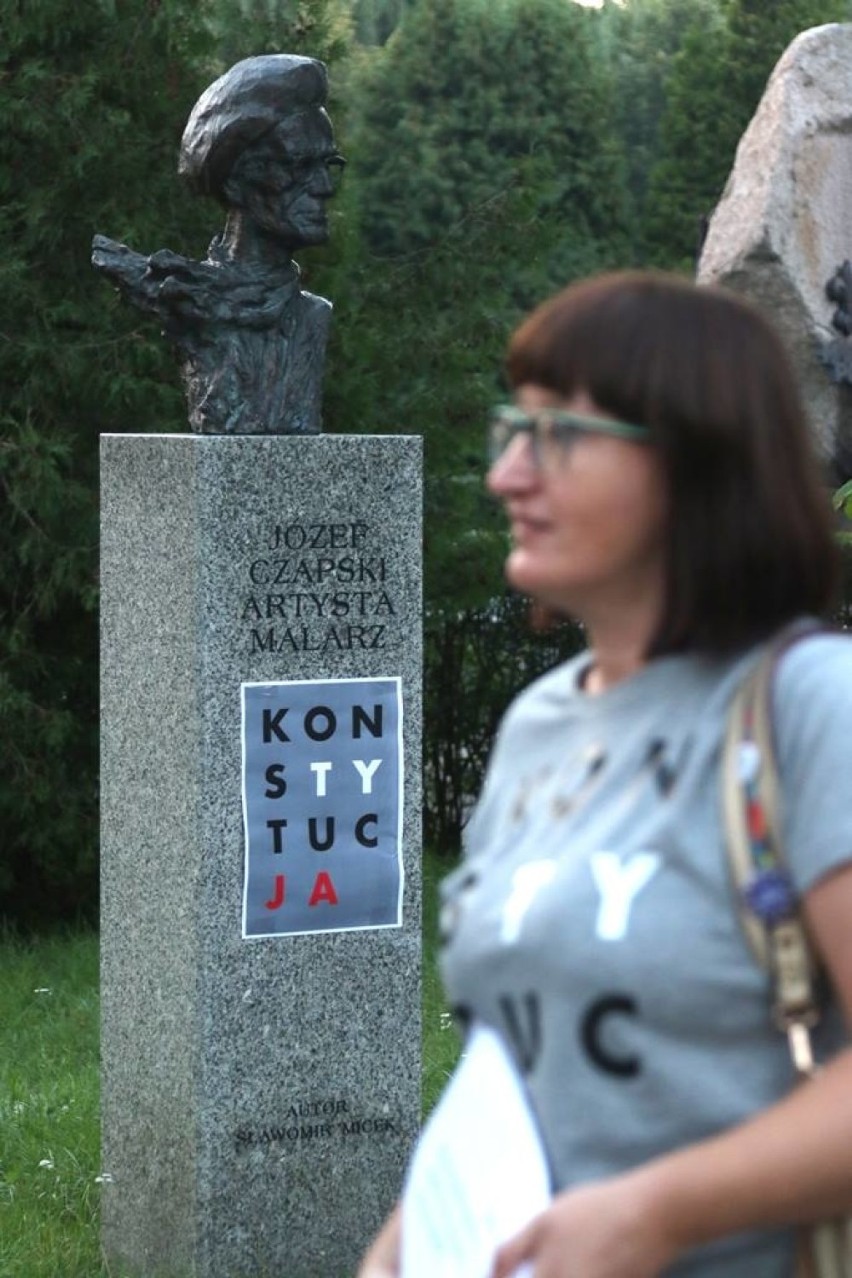 Pomniki w kieleckiej Alei Sław "ubrane" w Konstytucję. Akcja zatacza coraz szersze kręgi