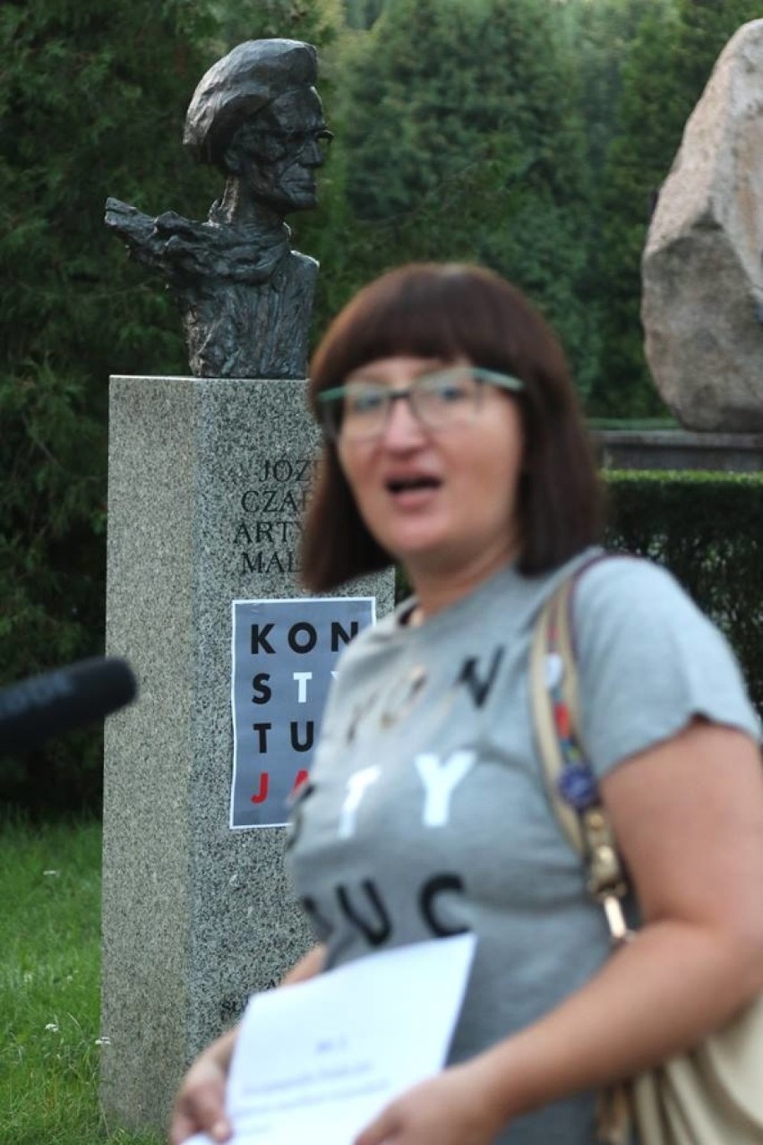 Pomniki w kieleckiej Alei Sław "ubrane" w Konstytucję. Akcja zatacza coraz szersze kręgi