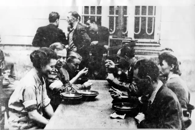 Podczas powstania warszawskiego kobiety angażowały się głównie w pracę łączniczek i sanitariuszek. Na zdjęciu: powstańcy spożywający posiłek. Sierpień 1944.