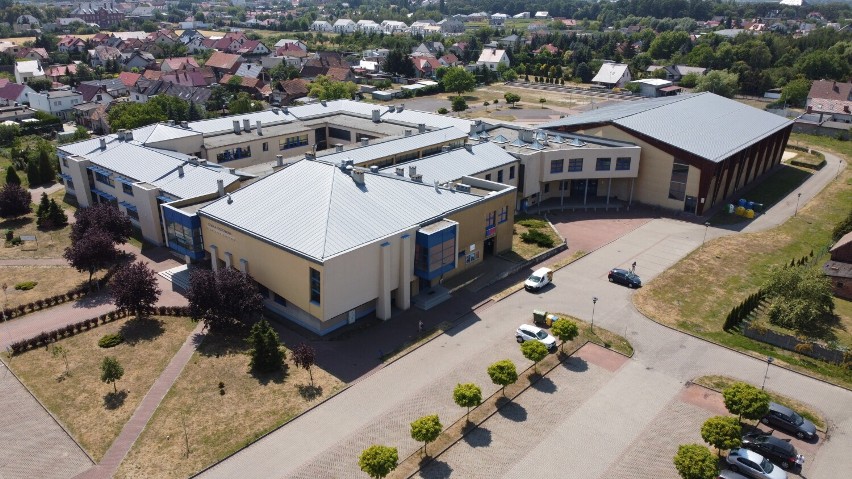 Budynek Szkoły Podstawowej w Sierakowie oraz hali sportowej