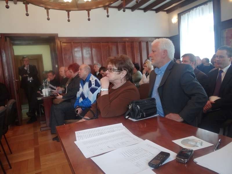 Danuta Lubońska i Ryszard Dojwa podczas sesji rady miejskiej