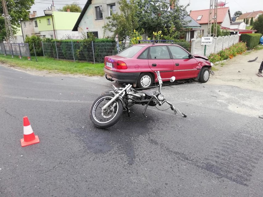 Zderzenie samochodu osobowego z motocyklem. Dwie osoby w szpitalu (ZDJĘCIA)