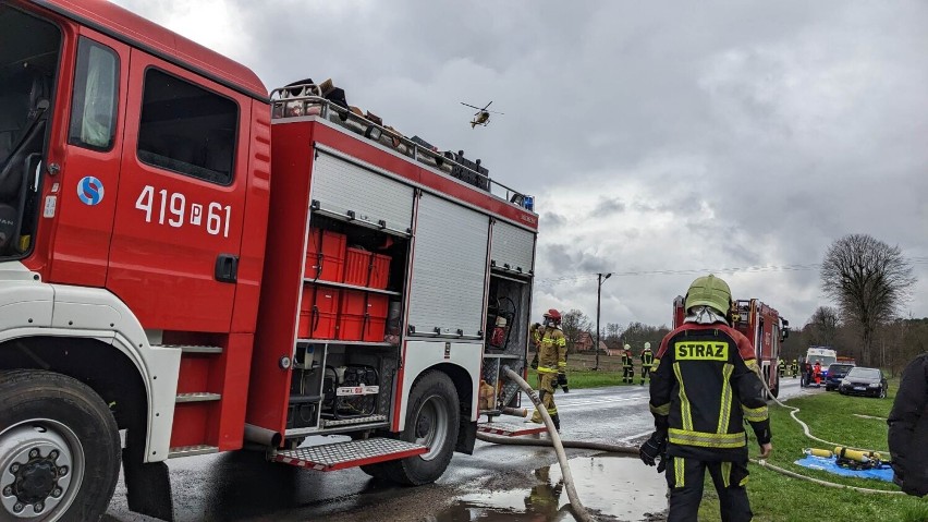 Spłonęły dwie ciężarówki w Folsztynie. Poparzonego mężczyznę helikopterem przetransportowano do szpitala  