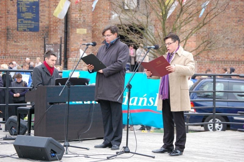 Kwidzyn: Przemarsz ulicami miasta i wspólne śpiewanie pieśni patriotycznych z okazji Święta 3 Maja
