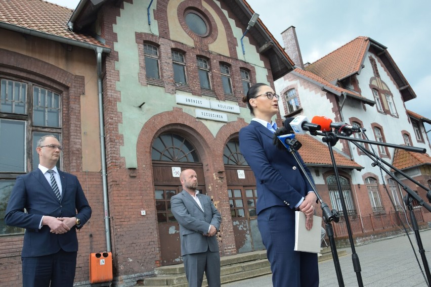 Poseł Małgorzata Golińska na konferencji przed dworcem PKP w...