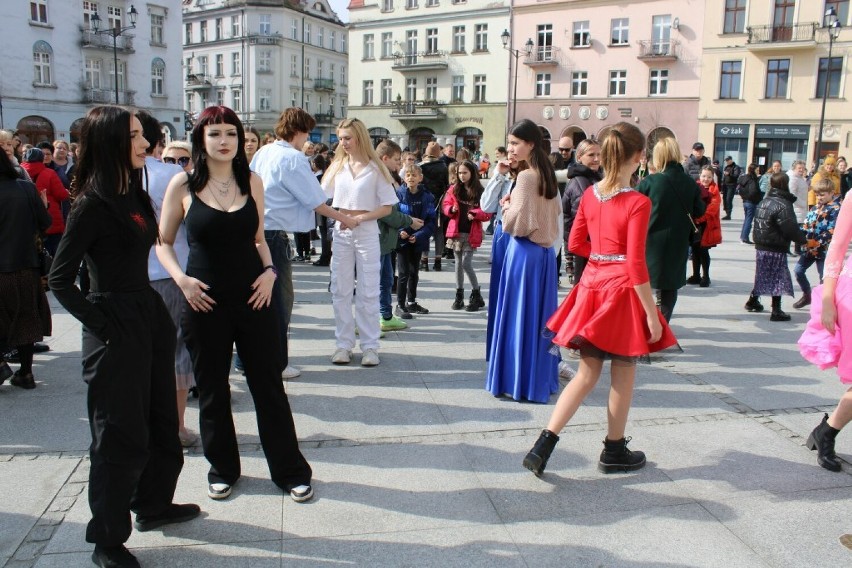 Ponad 700 osób zatańczyło "Walca Barbary" z "Nocy i dni" na...