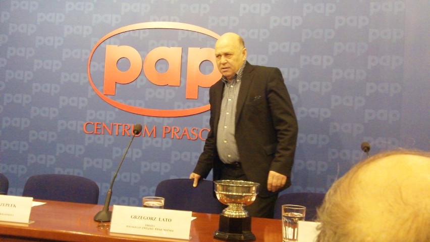 Grzegorz Lato i Stefan Szczepłek na konferencji przed &quot;Wielką Wystawą Piłkarską&quot;