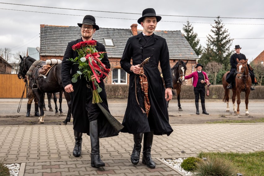 Powiat gostyński. Zaręczyny, czyli tradycyjne średziny na biskupiźnie. Na koniu i w regionalnym stroju zapukał do drzwi ukochanej [ZDJĘCIA] 