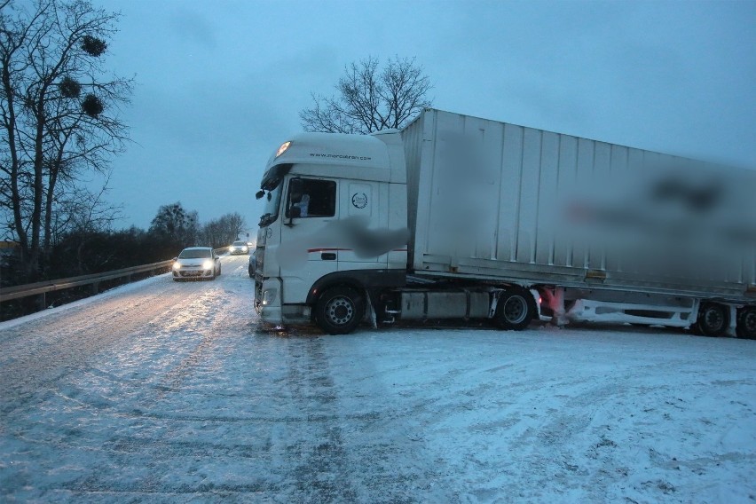 Ciężarówka z naczepą zablokowała wjazd na A6 od strony...