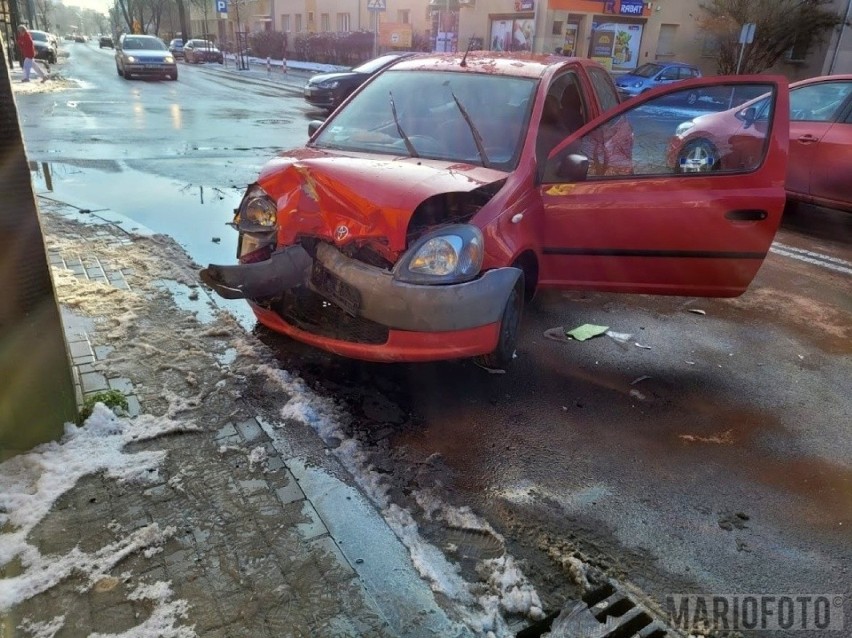 Wypadek w Opolu. Zderzenie forda z toyotą na skrzyżowaniu ulic Katowickiej i Kośnego [ZDJĘCIA]