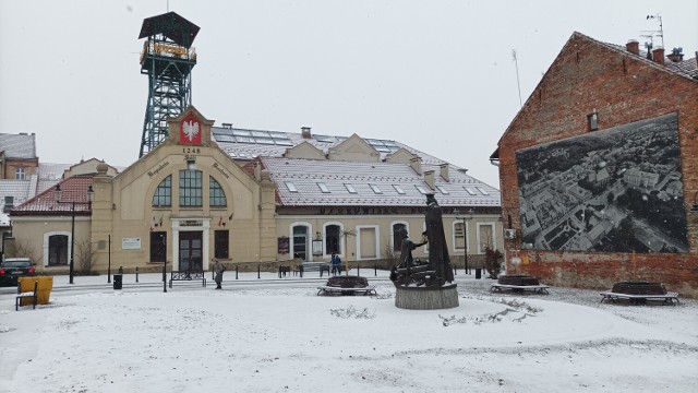 Figura ilustrująca Legendę o Pierścieniu św. Kingi z wizerunkami Bolesława Wstydliwego i św. Kingi, tu planowane jest czytanie aktu lokacyjnego Bochni