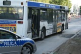 Wypadek w Kaliszu. Na Górnośląskiej koparka uderzyła w autobus