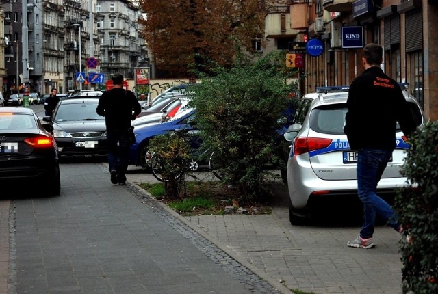 Jazda chodnikiem na rogu Jedności Narodowej i Słowiańskiej stała się czymś tak normalnym, że kierowców nie odstrasza nawet widok zaparkowanego obok radiowozu. Policjanci siedzący w aucie nie reagowali na poruszające się slalomem pomiędzy pieszymi auta. Okazało się, że prowadzili interwencję i to nie pozwoliło im zadbać o bezpieczeństwo pieszych