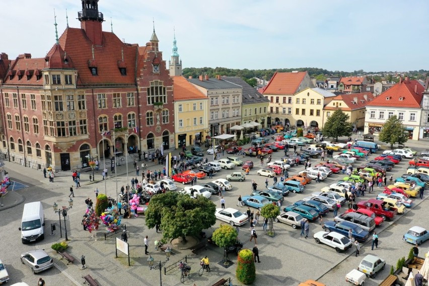 W Tarnowskich Górach odbył się zlot zabytkowych samochodów....