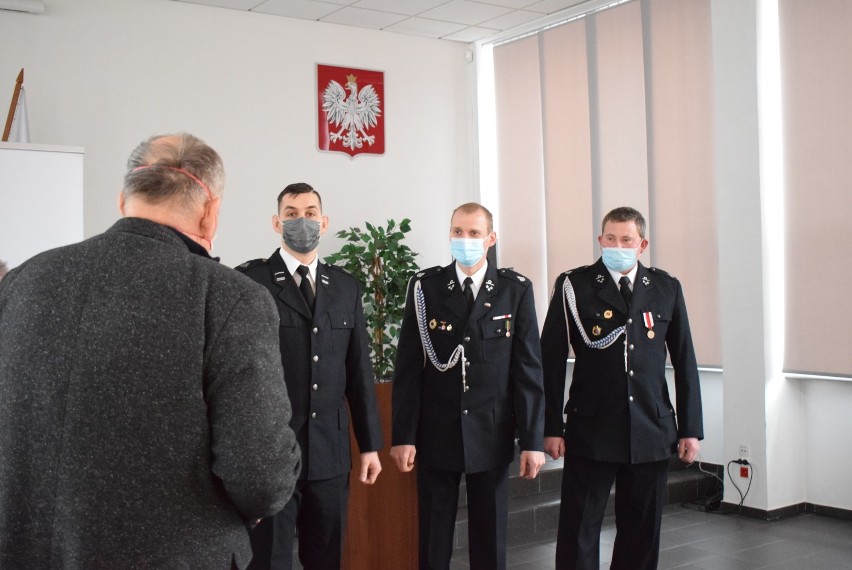 Powiat Gniezno. Starostwo przekazało strażakom ochotnikom nowe mundury bojowe
