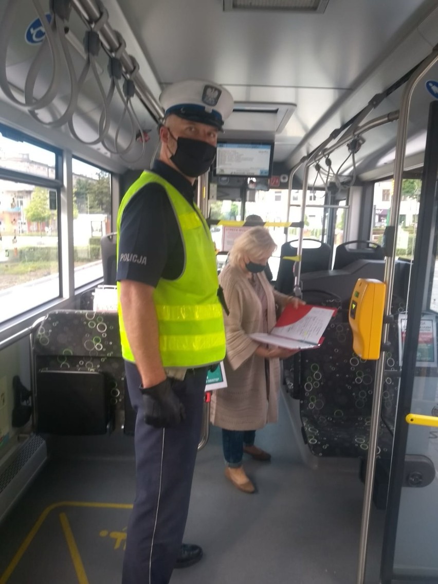 Kontrole maseczek w autobusach w Tomaszowie