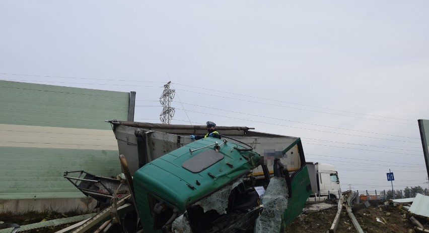 Wypadek na remontowanej jezdni obwodnicy Kobylanki. Ciężarówka przebiła ekrany akustyczne ZDJĘCIA