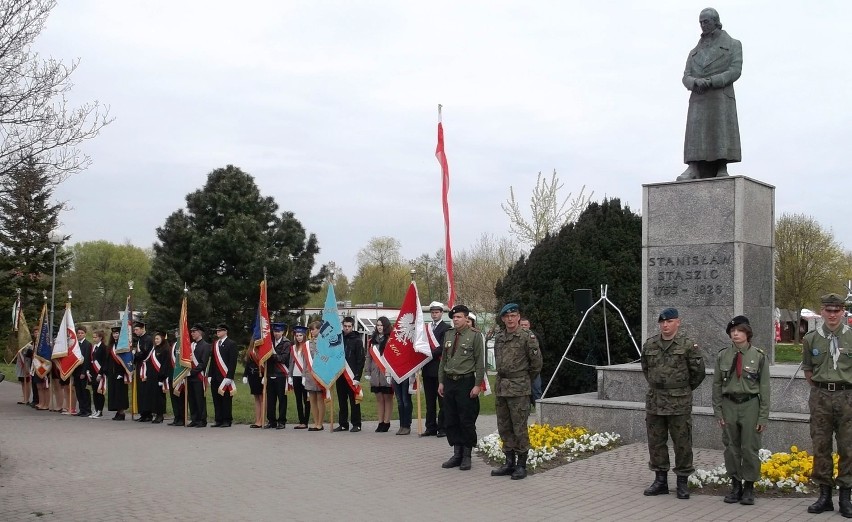 Piła: rocznica uchwalenia Konstytucji 3 Maja pod pomnikiem Staszica