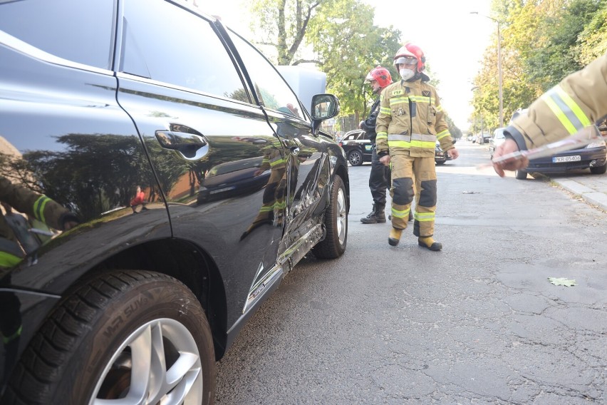 Wypadek na skrzyżowaniu ulic Artyleryjskiej i Hutników w Legnicy, dwie osoby ranne