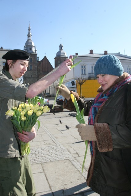 Dzień Kobiet: 1,5 tys. tulipanów od prezydenta [ZDJĘCIA, VIDEO]