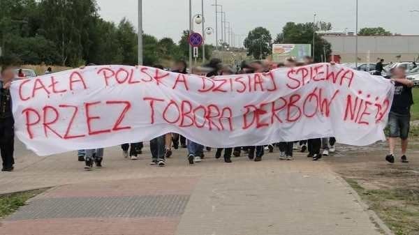 Protest grupy kibiców Ruchu Radzionków pod ratuszem i domem...