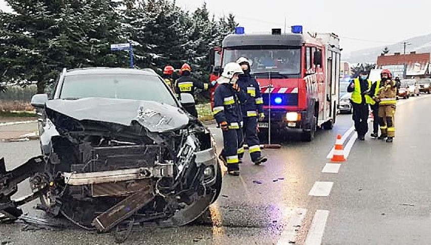 Tęgoborze. Zderzenie dostawczaka i osobówki zablokowało szlak z Nowego Sącza do Krakowa i Tarnowa [ZDJECIA]