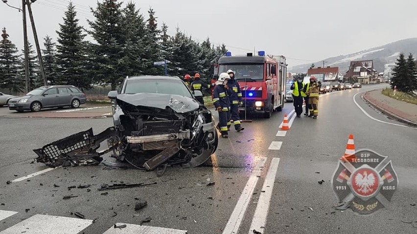 Tęgoborze. Zderzenie dostawczaka i osobówki zablokowało szlak z Nowego Sącza do Krakowa i Tarnowa [ZDJECIA]