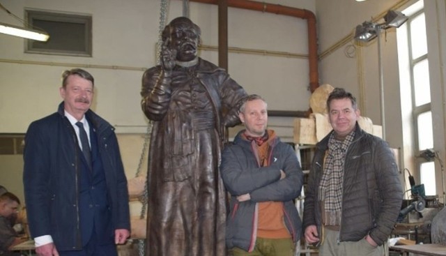 Na tle ukończonego pomnika Zagłoby od lewej: Jarosław Kowalik, prezes Kolegium Odbudowy Zamku Królewskiego w Radomiu, artysta rzeźbiarz Dominik Wdowski i Wojciech Zgorzelak.