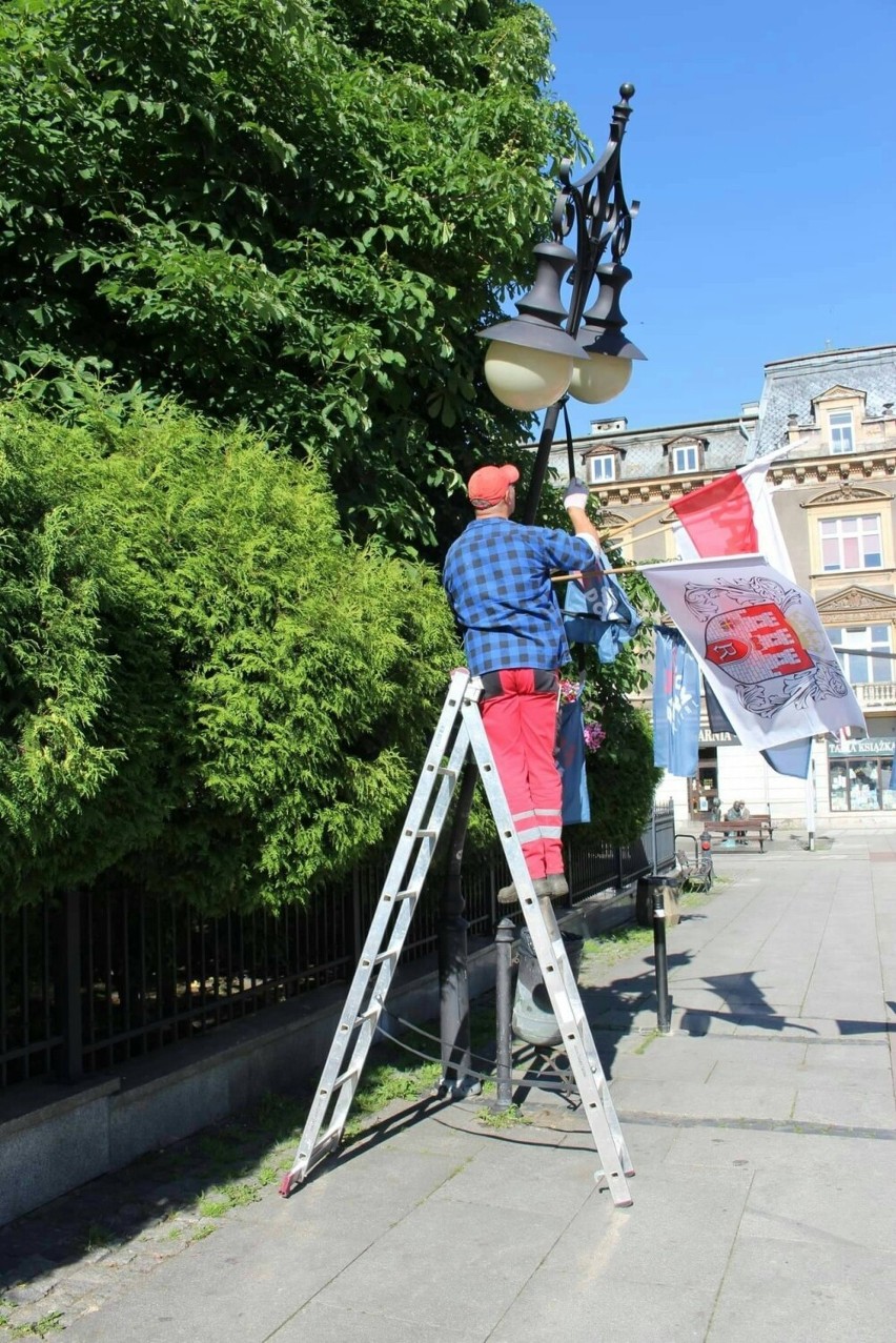 Zniszczone latarnie i dekoracje na deptaku w Radomiu. Wandale ujęci przez Straż miejską. Głupia zabawa skończy się w sądzie (FOTO)