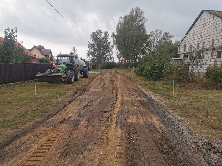 Ruszyły prace modernizacyjne drogi gminnej na terenie wsi Zbrzeźnica i Bacze Mokre. Koszt inwestycji to blisko 4 mln złotych [ZDJĘCIA]
