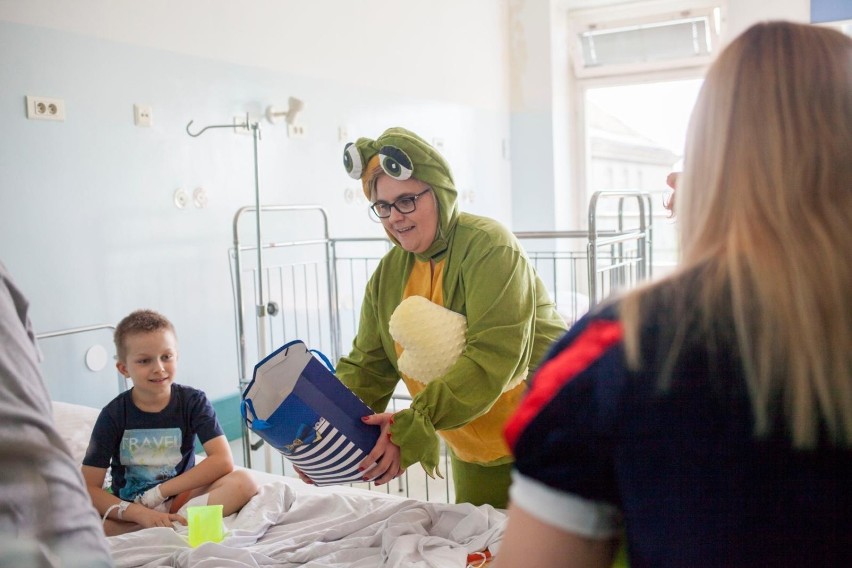 Kraków. Dzieci ze szpitala Żeromskiego otrzymały unikatowe przytulanki